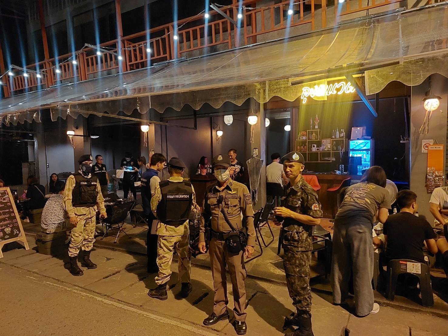 วันที่ 11 ตุลาคม 2567 เวลา 21.00 น. ร.ต.ท.ณัชพล กิจสว่าง รอง สว.(ป.)สภ.แม่สะเรียง (ร้อยเวร 20) พร้อม 201 ข่ายสายตรวจรถยนต์รถจักรยานยนต์ ร่วมกับ เจ้าหน้าที่ฝ่ายปกครอง เทศบาลตำบลแม่สะเรียง และเจ้าหน้าที่สาธารณสุขตรวจสถานบริการและได้มีการกำชับเรื่องการปิดให้ตรงเวลาและห้ามบุคคลที่มีอายุต่ำกว่า 20 ปีเข้ามาใช้บริการ ให้แก่สถานบริการต่างๆ